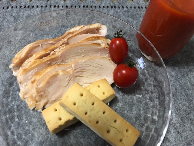 ヘルシーなスモークチキンの朝食