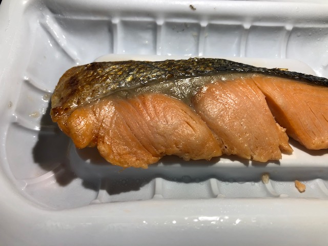 ふっくら焼き上げた銀鮭の塩焼の見た目は？