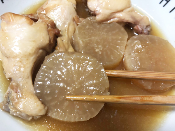 鶏とカツオの旨みが染み込んだ大根