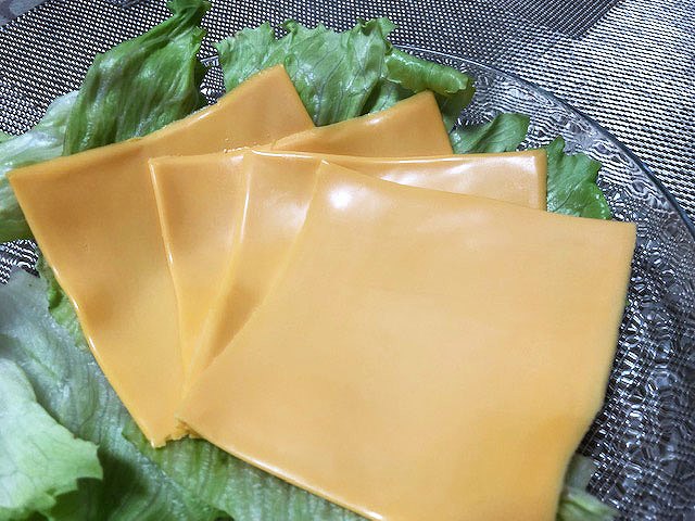 【業務スーパー】業務用チェダー・スライスチーズがコスパ最高で美味しいと評判！