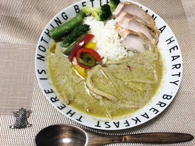 【業務スーパー】400g178円（2人分）グリーンカレーがボリュームたっぷり！美味しい本場タイの味？