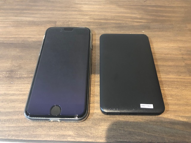 【ダイソー】500円（税別）モバイルバッテリーはiPhone8より一回りちいさい