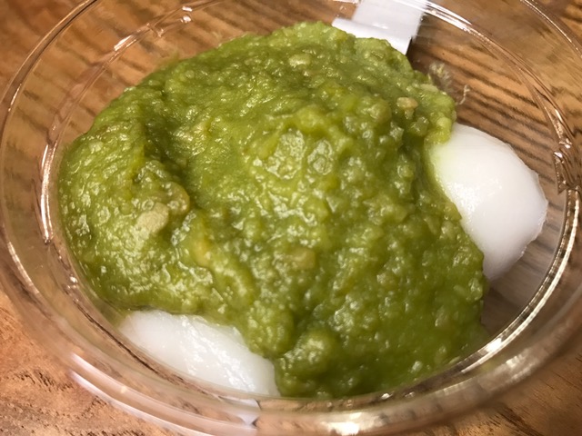 ずんだ餡がお持ちを覆い隠すように載ってますよ～♡