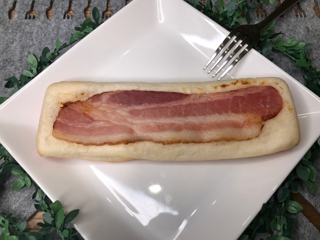 ベーコン表面にほんのり焼き目が。あ、敷いちゃったんですね