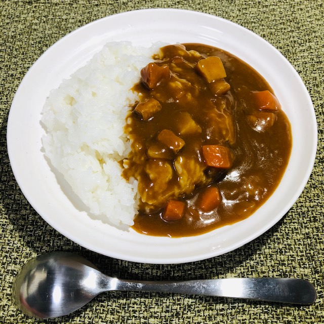 ふりかけみたいにご飯にかけるだけ ダイソーの温めずに食べる 常温カレー が意外にもおいしかった件 Babydot ベイビードット