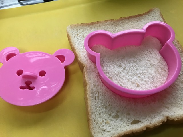 抜き型をパンを切りとった後は、目、鼻、耳、口もつくれちゃいます！