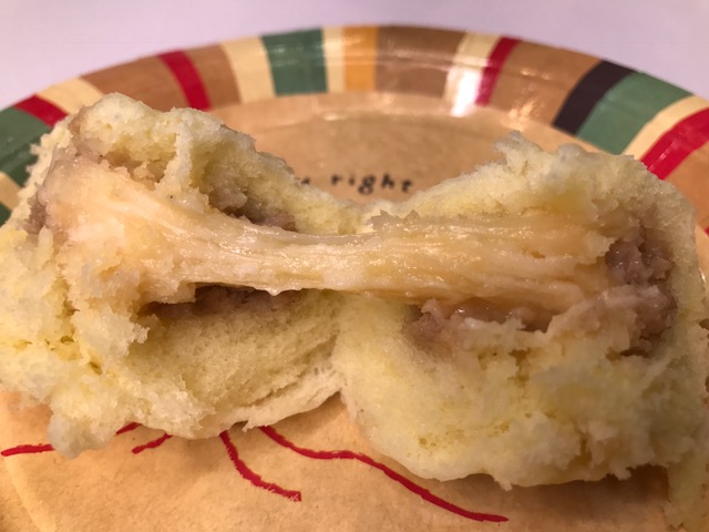 のび～～るチーズがたまらん！チーズ肉まんの旨さにびっくり
