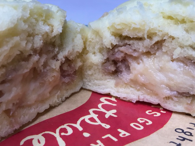 中にはたっぷり4種のチーズが入ってます。