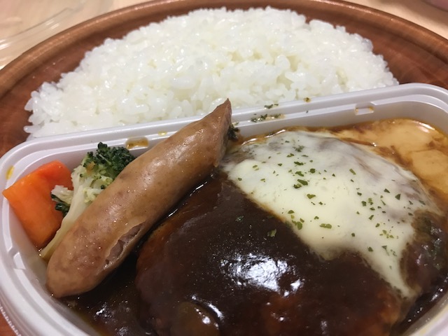 キラキラなハンバーグプレートをみてるとお腹がすいてきますね（笑）