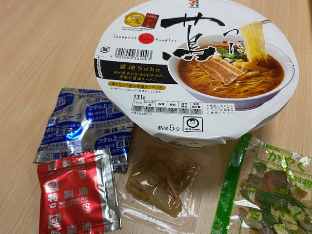 かやく、醤油スープ、特製オイル、メンマが入っています。