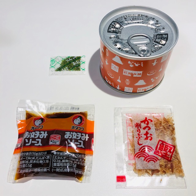 箱の中にお好み焼き、あおさ、カツオ節、オタフクソースが入ってます。