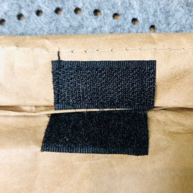 マジックテープでシッカリと袋を閉じることができる