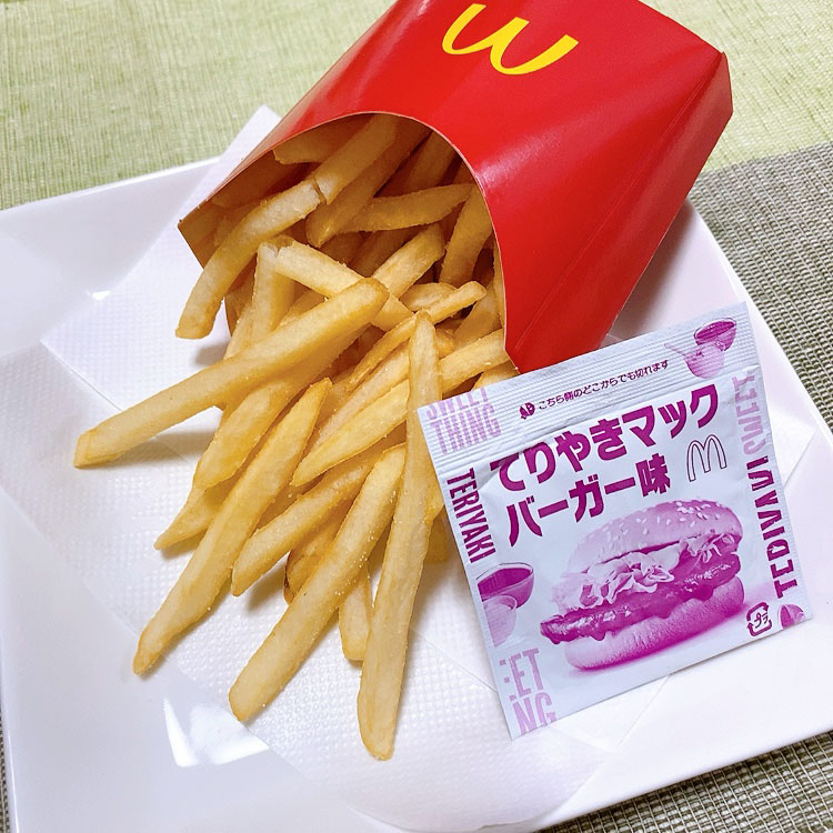 ショウガ風味のてりやきソースとレモン風味のマヨソースが特徴の粉！