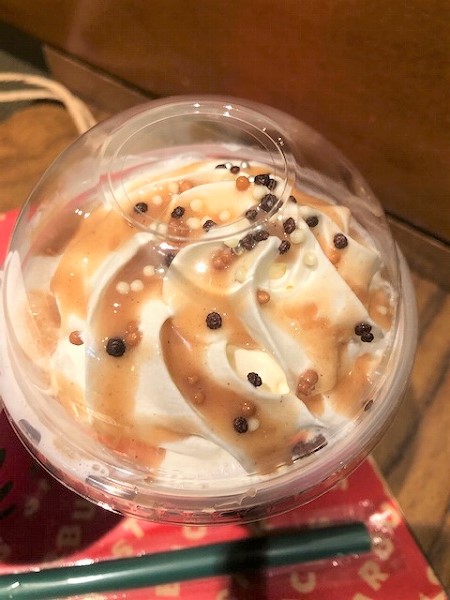 ナッツ&ホワイトチョコレートソースに3色チョコレートとシルバーのアラザン