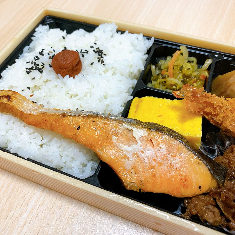 焼き魚がおかずをはみ出しまくってます。おいしそうだからセーフにしてあげます（笑）