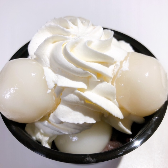 和菓子と洋菓子、ふたつの素敵な甘さを一度に味わえる！ファミマの「大きな白玉クリームぜんざい」