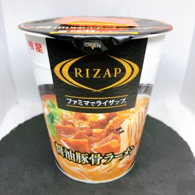 糖質50％オフでもシッカリ豚骨ラーメン！ファミマとライザップのコラボ「ＲＩＺＡＰ　醤油豚骨ラーメン」を食べてみたよ