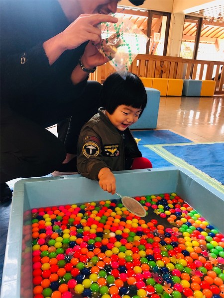 子供が喜ぶ金魚すくいとスーパーボールすくい、100円♡