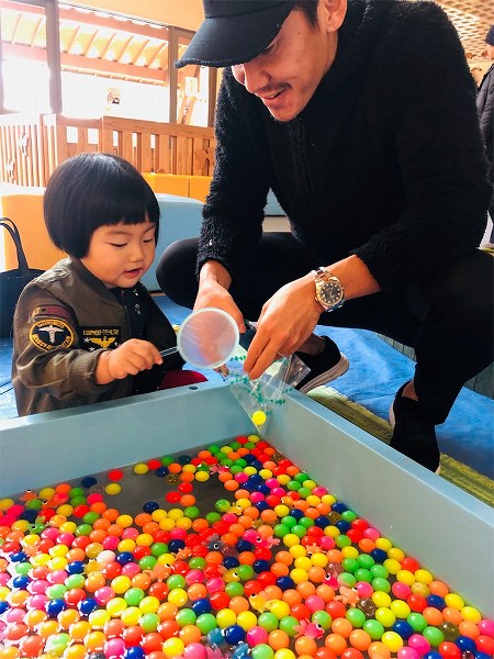 子供が喜ぶ金魚すくいとスーパーボールすくい、100円♡