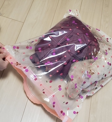 収納物を袋に入れる