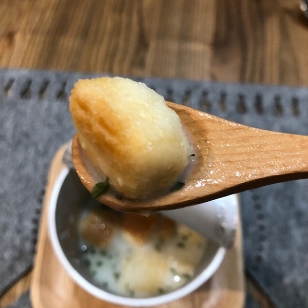 大きなこんがりパンをひとくち食べると口いっぱいに濃厚チーズが広がります。