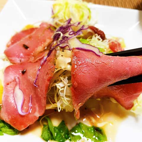 ローストビーフサラダはお肉、野菜、ドレッシングの分量が最高♡
