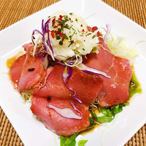赤身の旨さが新鮮でとってもおいしい♪この価格なら、期間中ずっと食べたいファミマの絶品サラダ♡
