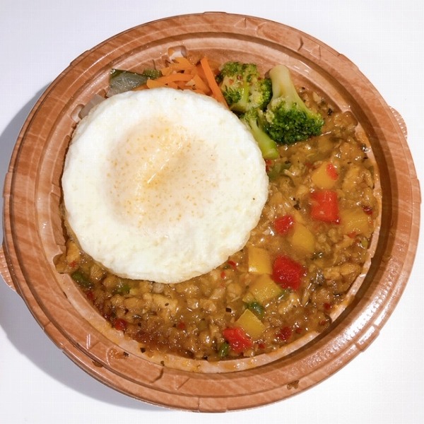 肉かと思ったら大豆ミート！カチ盛り植物性たんぱく質 ファミマの「大豆のお肉！まぜて食べるガパオライス」