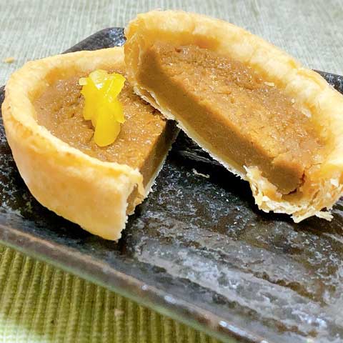 濃厚クリームたっぷりのマロンパイはタルトになって食べやすい♪