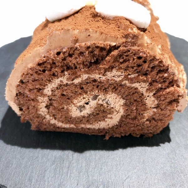 ココアスポンジで、チョコレートクリームとチョコチップ