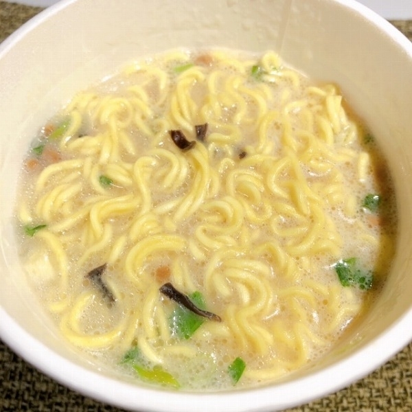 とろ～りクリーミーな豚骨スープに感激！セブン「博多クリーミー豚骨ラーメン」