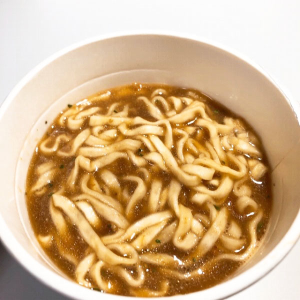 とってもクリーミーなスープと太いうどん麺の相性はバツグン