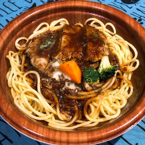 パスタにシチューをかけちゃった！一粒で二度おいしい　ファミマ「ハンバーグシチューパスタ」