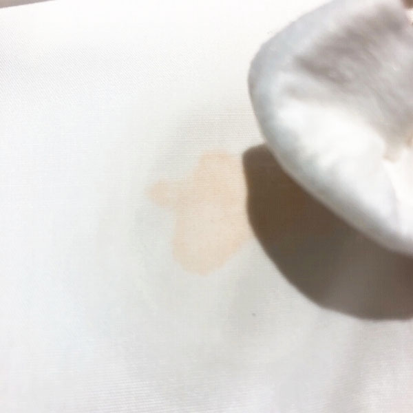 ひたすら叩くようにして下のティッシュに汚れを移す