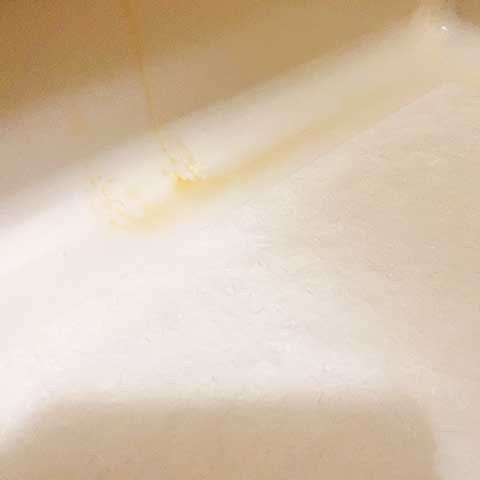 お風呂のスミで蓄積した汚れ・・