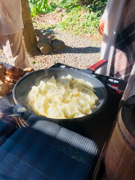 ↑お外で焼かれる餃子、最高❤️