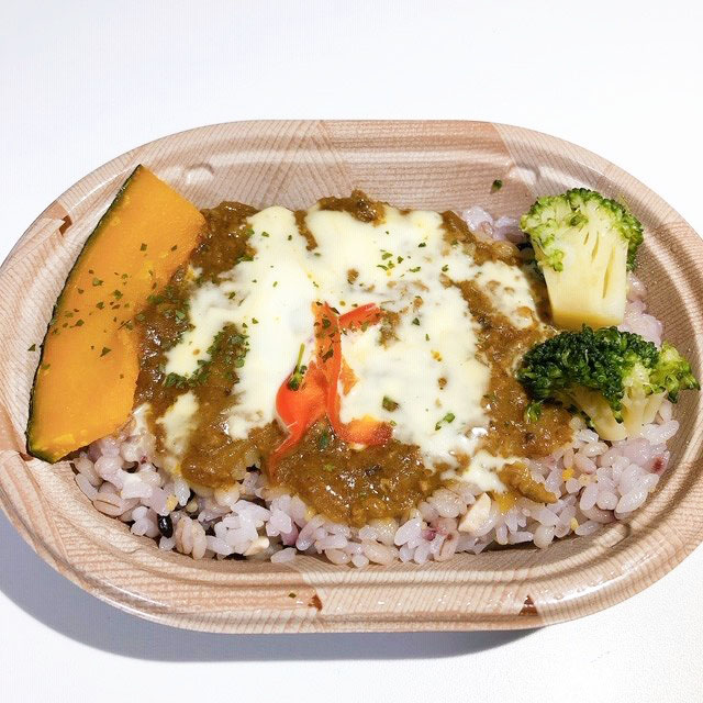 サイズ以上の満足感！ギュギュッと魅力の詰まった　ローソン「雑穀ごはんのミニキーマカレー」