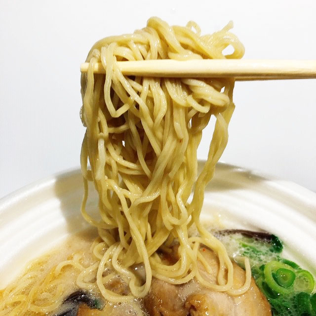 麺は博多ラーメンらしく細麺