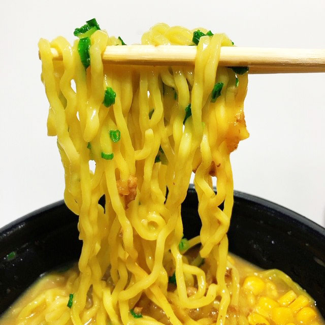 ちょい太なちぢれ麺は、トロみのあるスープとよく絡む