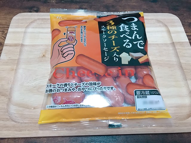 つまんで食べるソーセージ