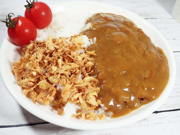 カレーにフライドオニオン