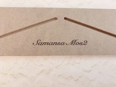 スタンド部分には”Samansa Mos2”のロゴ