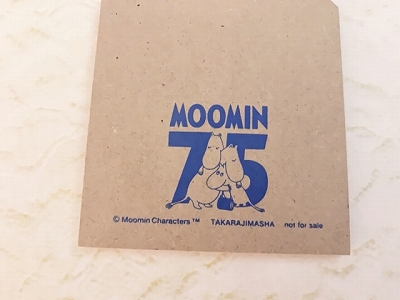 ムーミンハウスのパネルの裏には、ムーミン75周年記念のロゴ