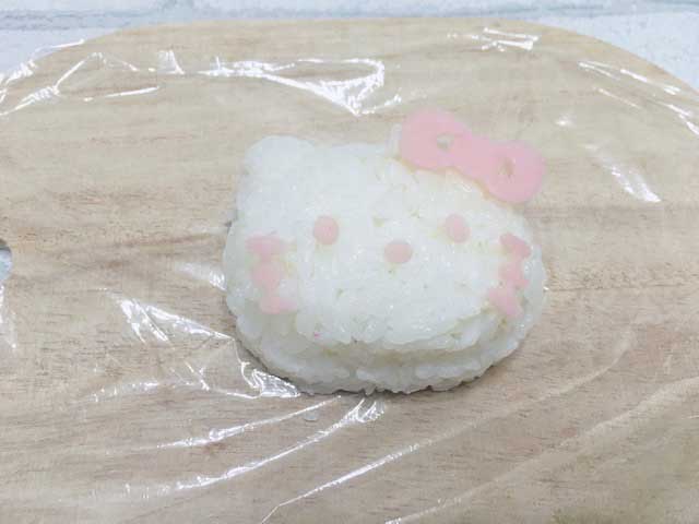 簡単キャラ弁メーカー キティちゃんの顔づくりに挑戦しました Babydot ベイビードット