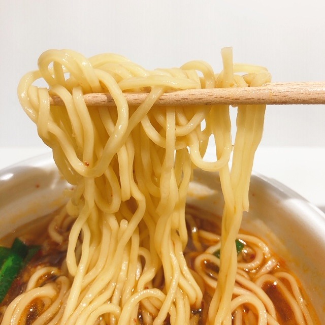 麺は細麺でツルツルと気持ちよく食べれる