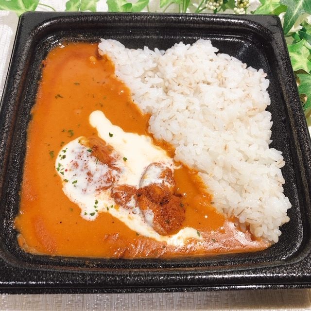 コンビニで売っているバターチキンカレーの中では一番おいしい？ローソン「バターチキンカレー(もち麦入りご飯)」」