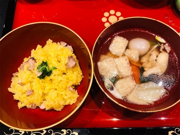 このくちなしで色付けされた天草大王の炊き込みご飯