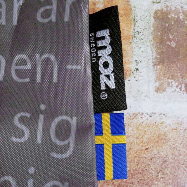 スウェーデンの国旗とmozのタグがワンポイント