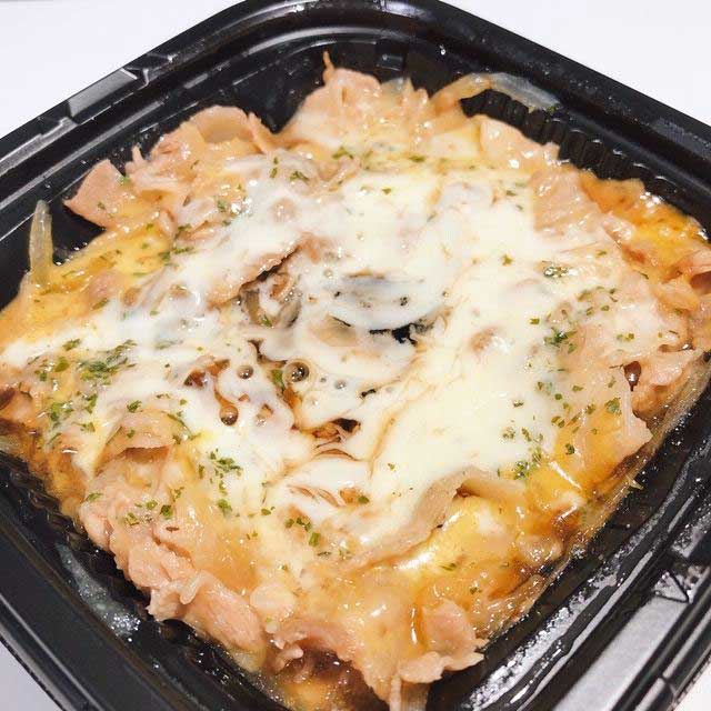 ファミマ「とろーり3種チーズの豚丼」