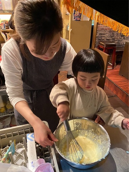 あとはー、ミキサーがなかったので、愛情こめて一つづつ材料をいれながらまーぜまぜ☺️🌈